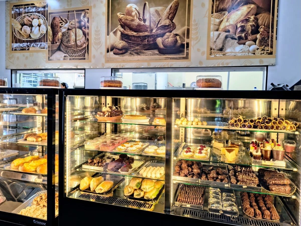 Vitrine de doces e bolos da confeitaria
